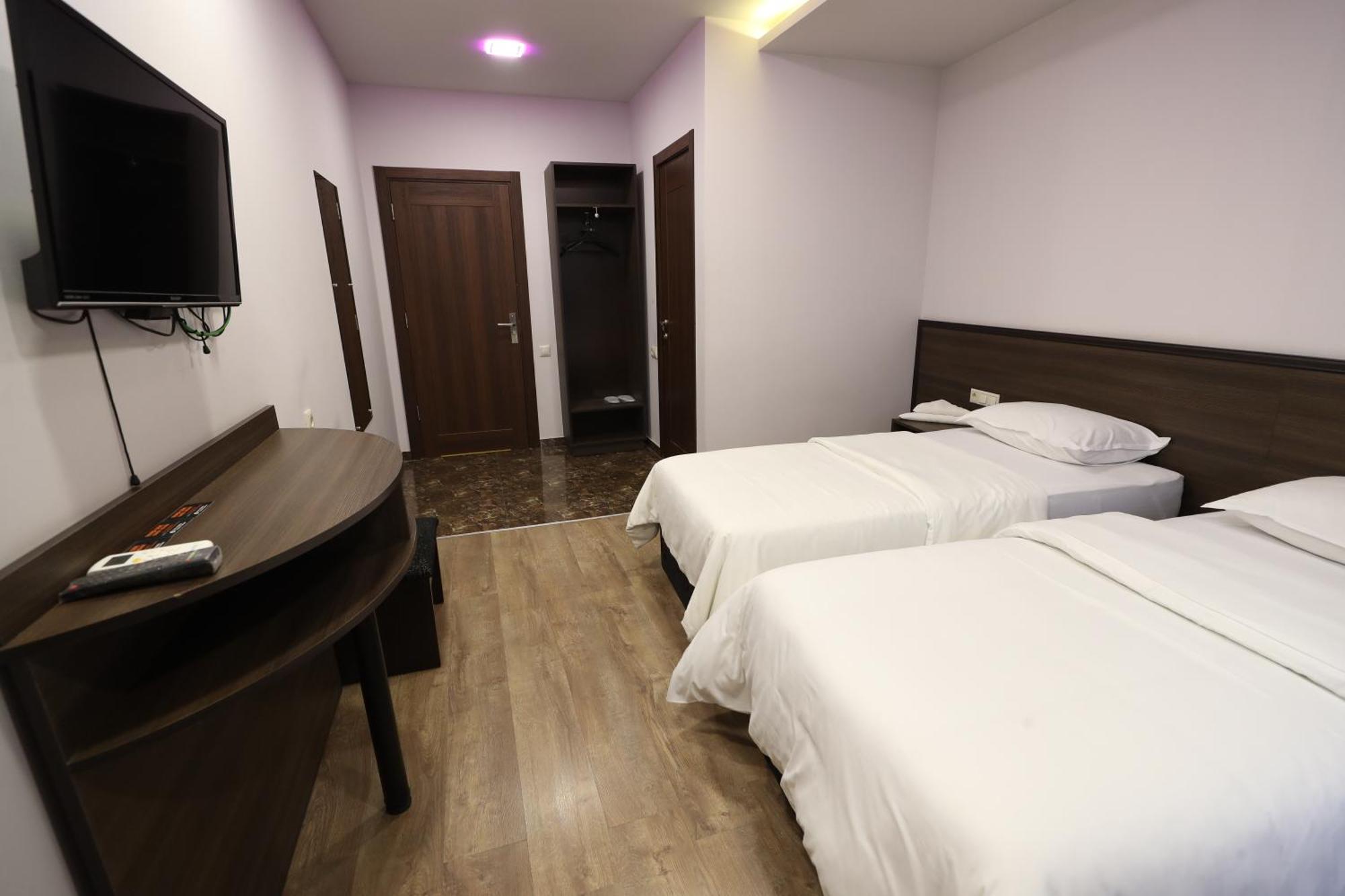 Riverside Hotel Erivan Exterior foto