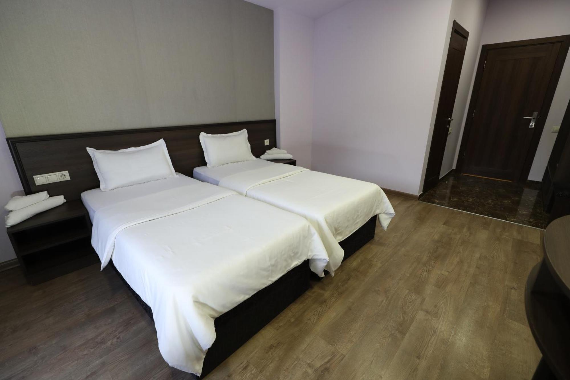 Riverside Hotel Erivan Exterior foto